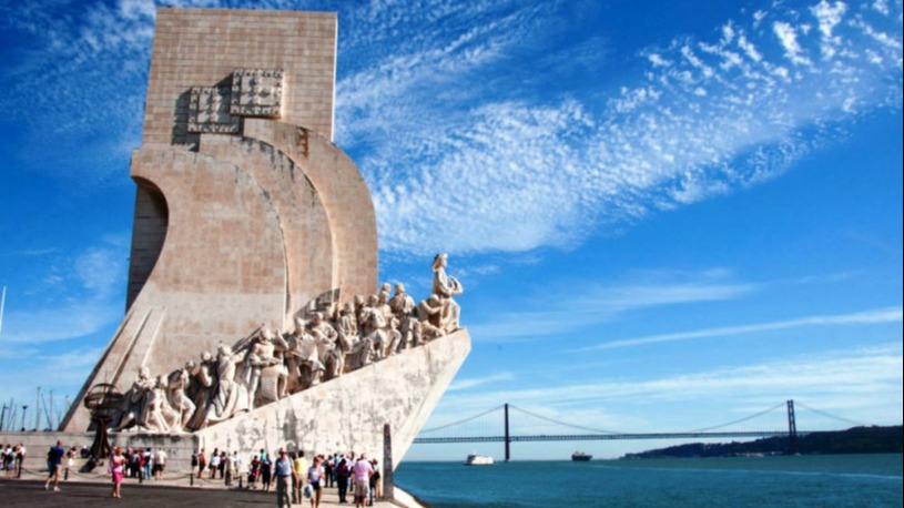  Памятник Первооткрывателям